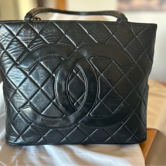 Chanel Black Quilted Leather Tote Bag - Picture 1 of 10